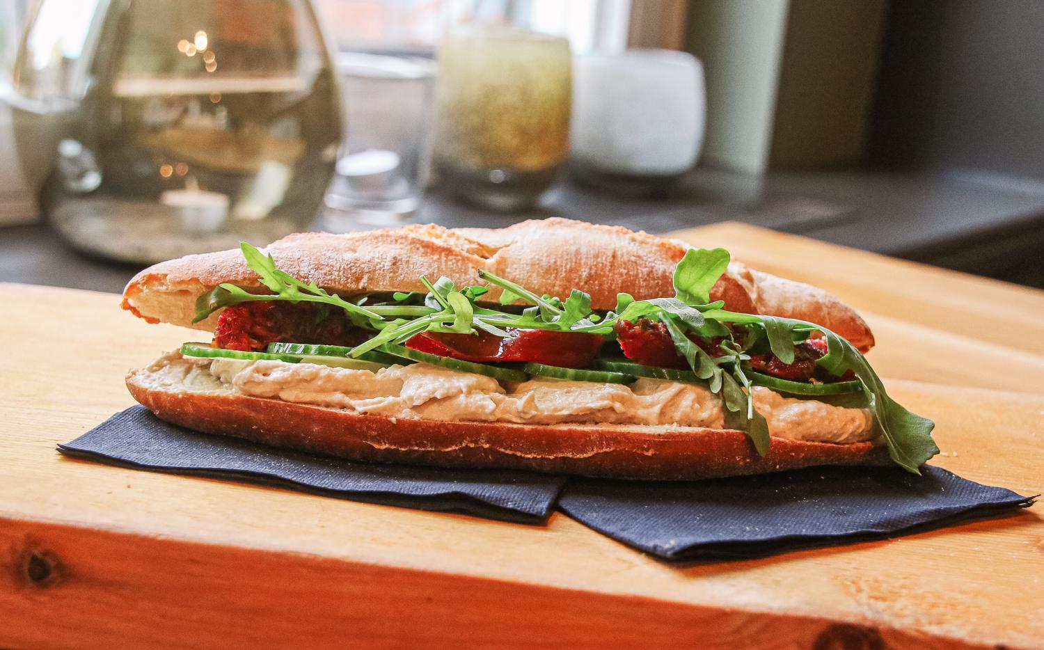 Sandwich tomato hummus - vegan