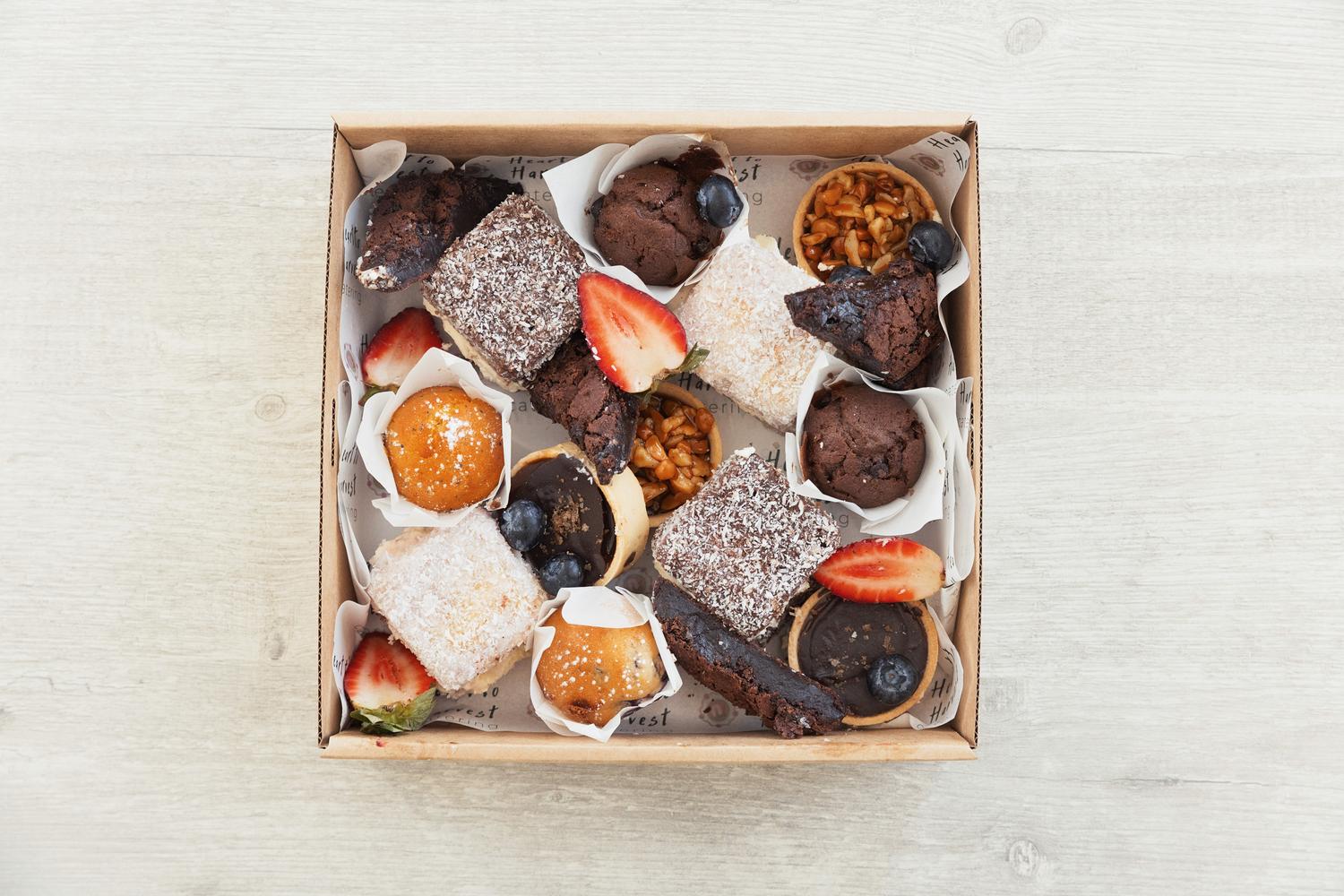 Mixed Sweets Box (16pcs)