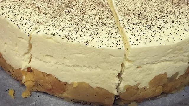 Lemon Cheesecake Cake Slice
