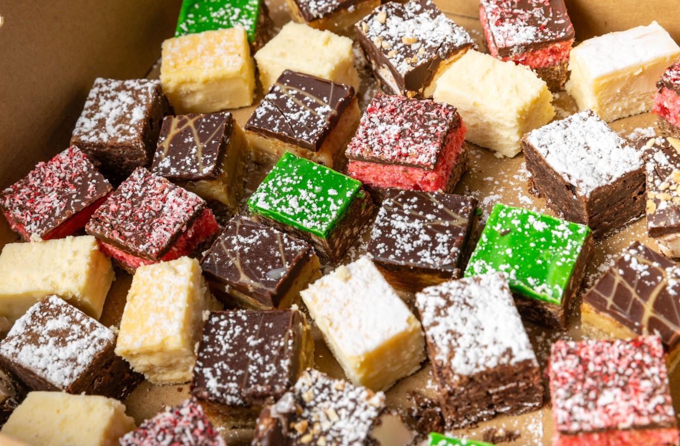 Assorted Sweets Platter (4 Pieces)