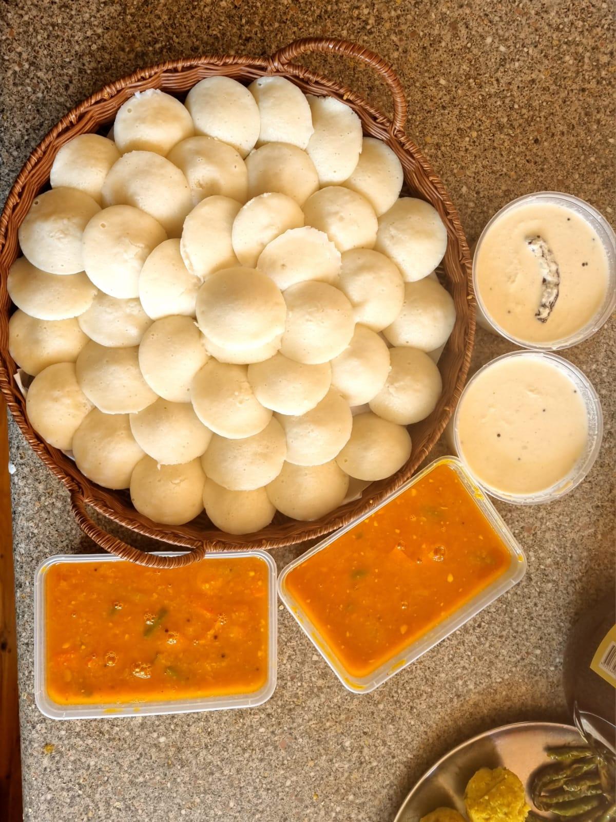 Idli with Coconut Chutney