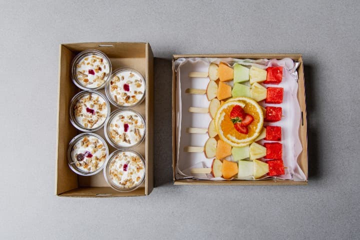 Muesli n' Yoghurt Pots & Fruit Skewers Box