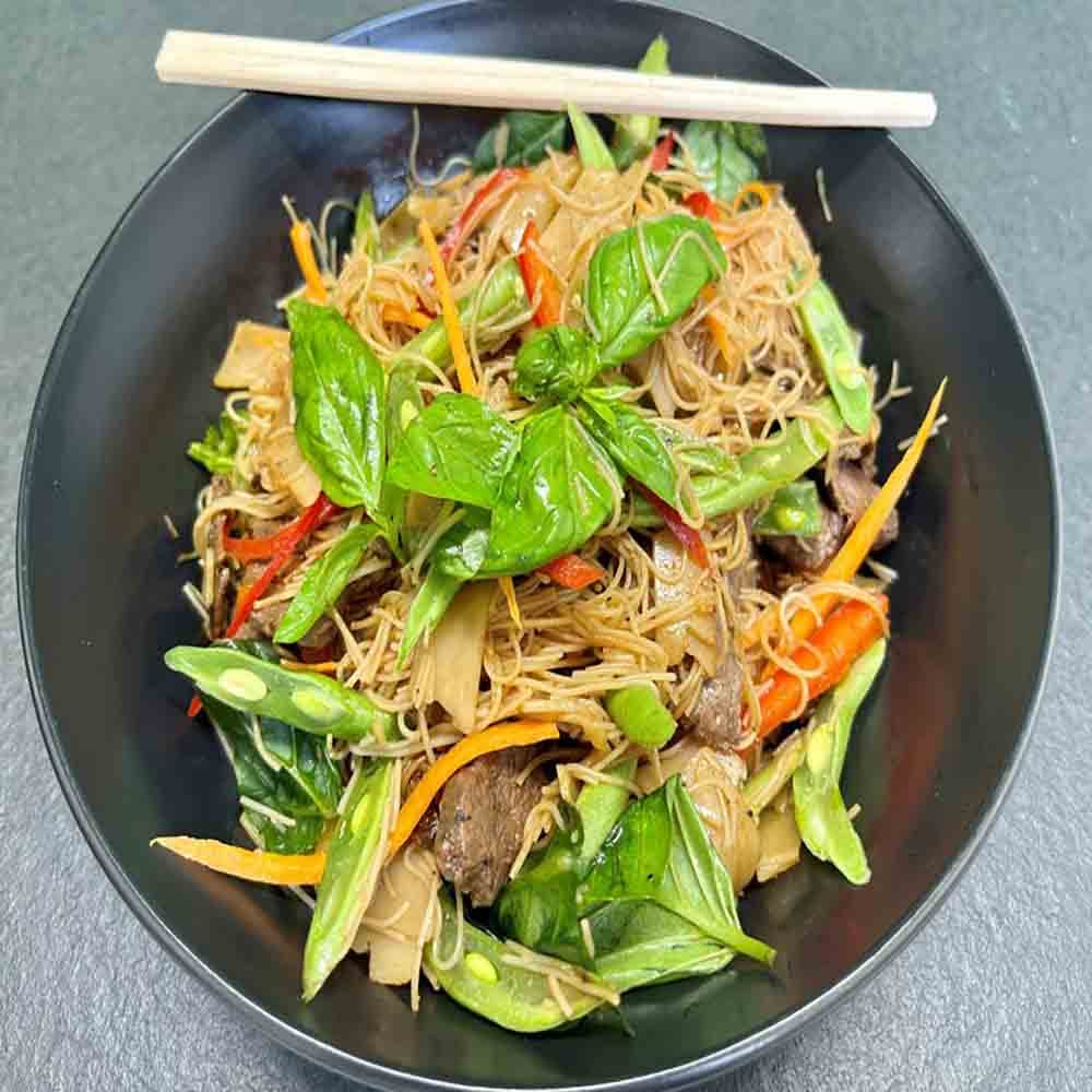 Beef See Ew Noodle Salad Bowl (750gm)