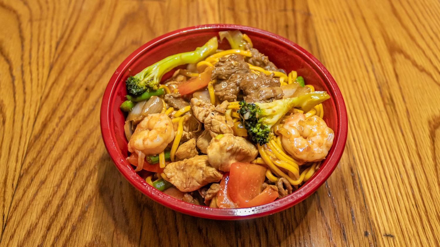 House Special Noodles (chicken, beef & prawn)