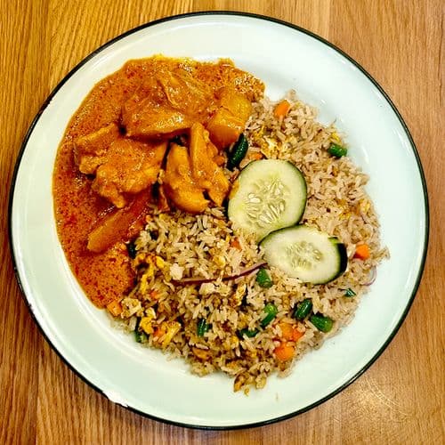 Nasi Goreng with Curry Chicken (Bulk in Tray)
