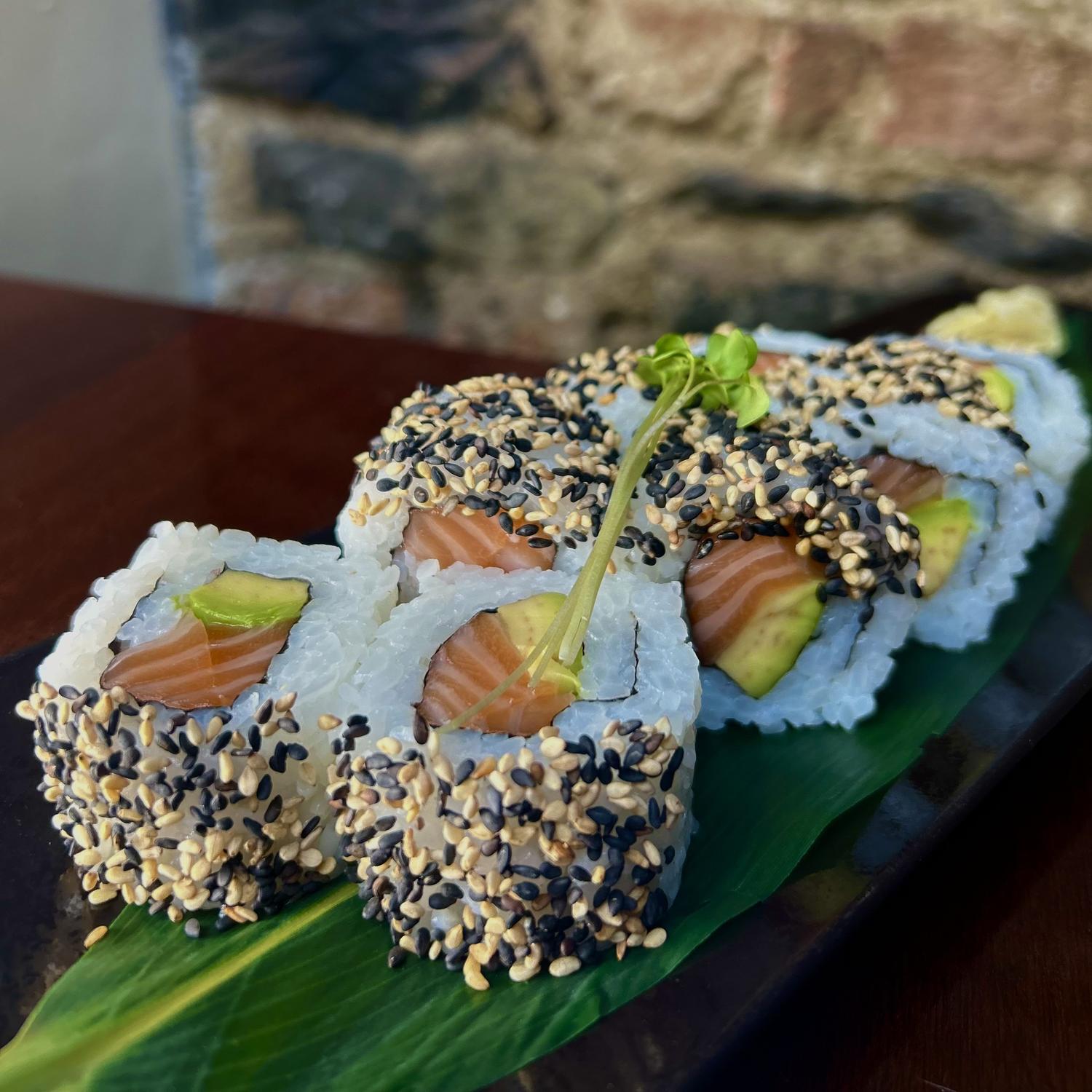 Salmon & avocado norimaki