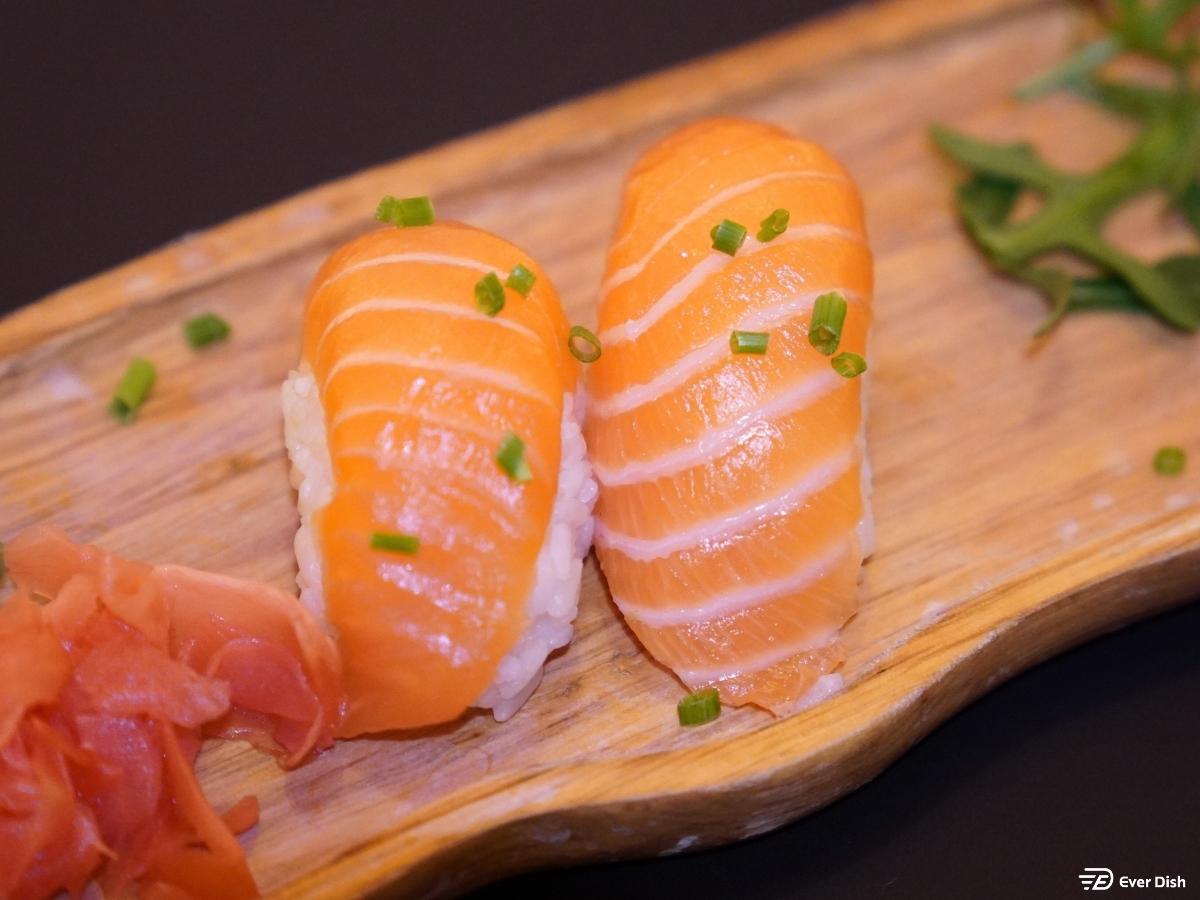 Salmon Nigiri (2 Pcs)