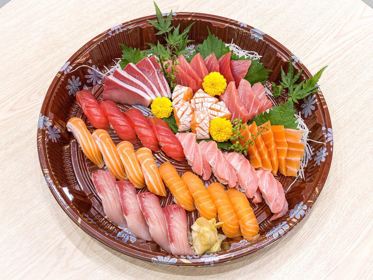 Premium Maguro and Salmon Platter (44 pieces)