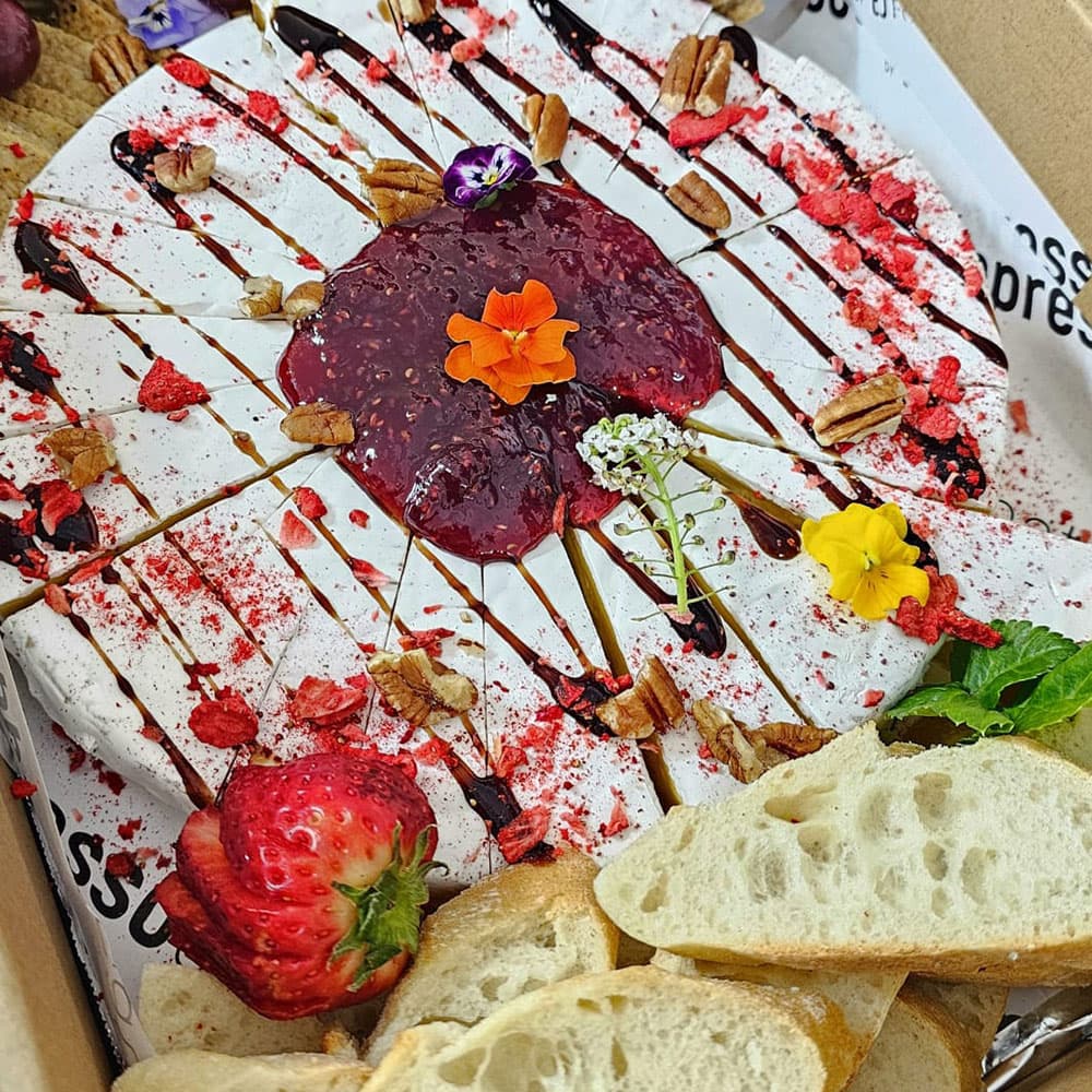 Decorated Brie Cheese Wheel (1kg)