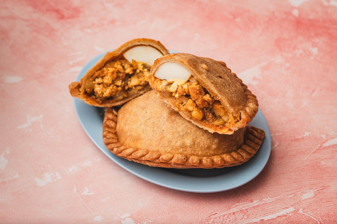 Signature Chicken Curry Puff with Egg x 1