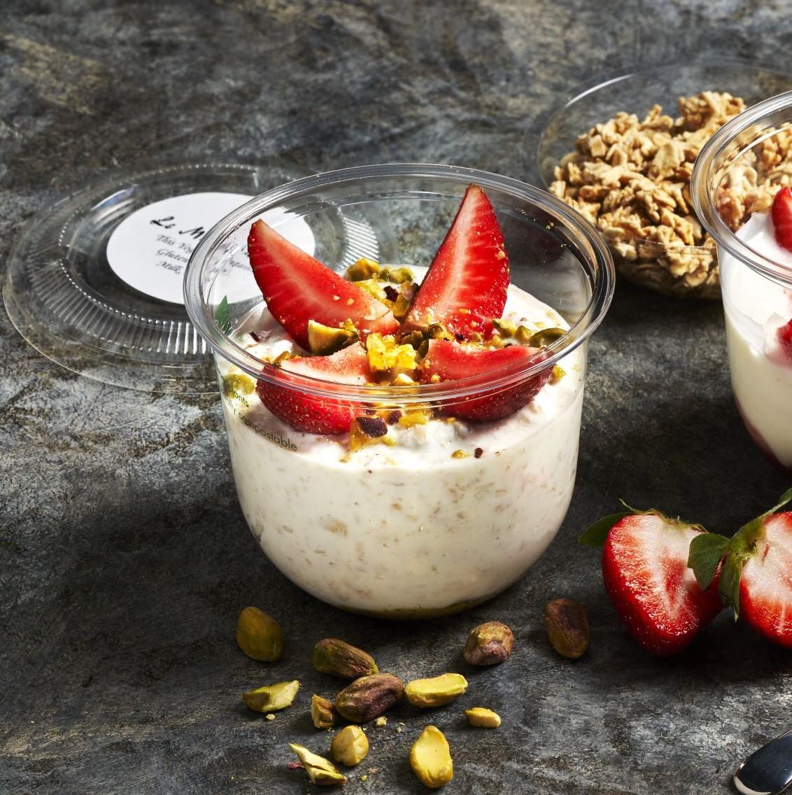 Overnight oats with strawberry and pistachio