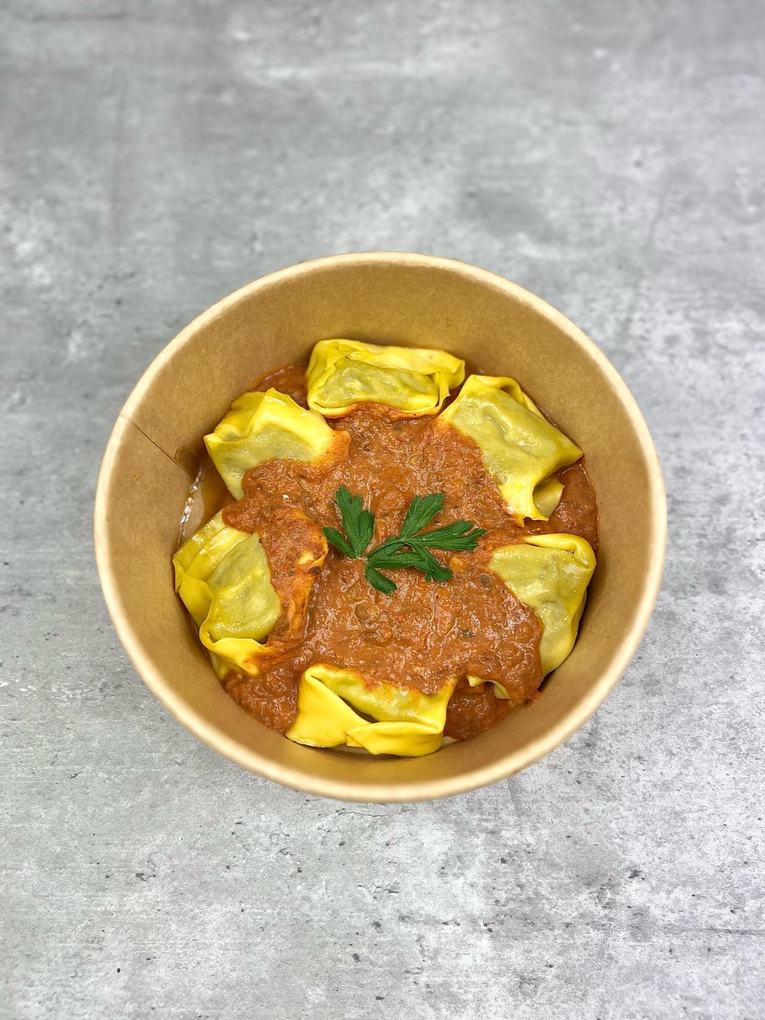 Tortelloni al ragu pasta pot