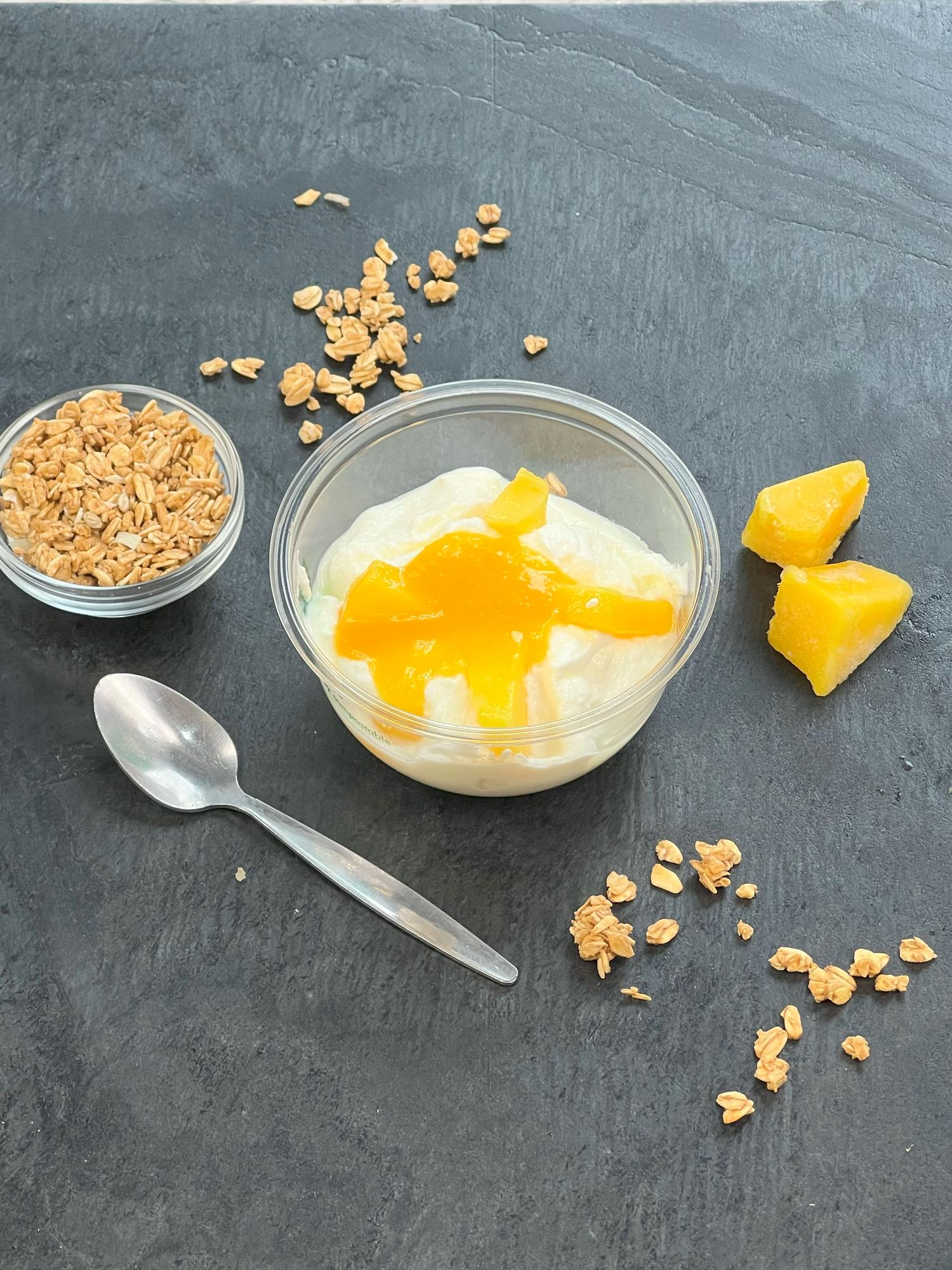 Greek yogurt & fresh mango