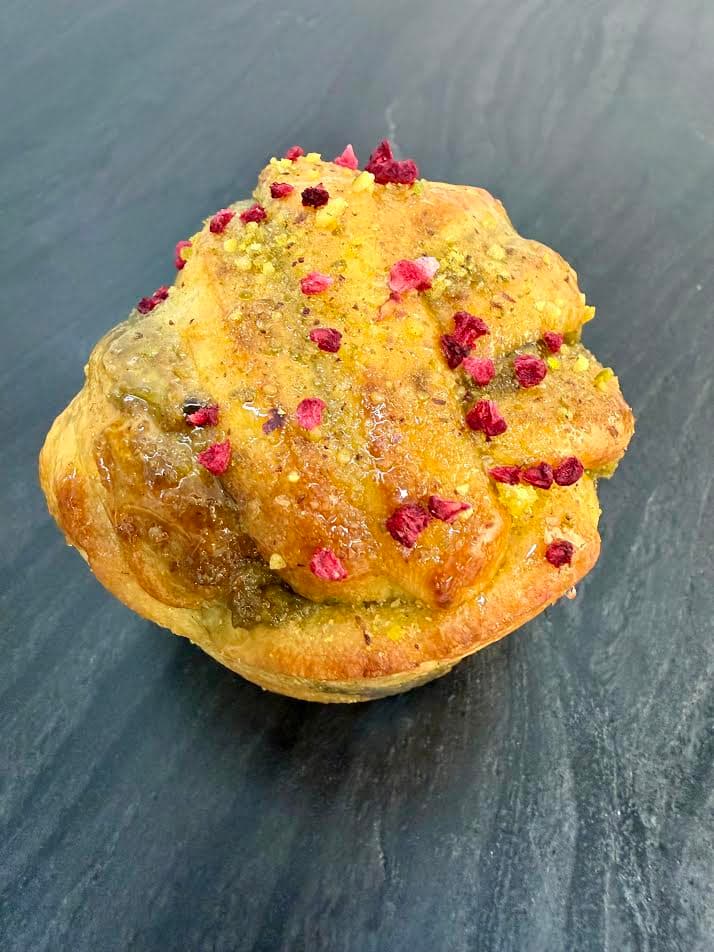 Pistachio & raspberry bun