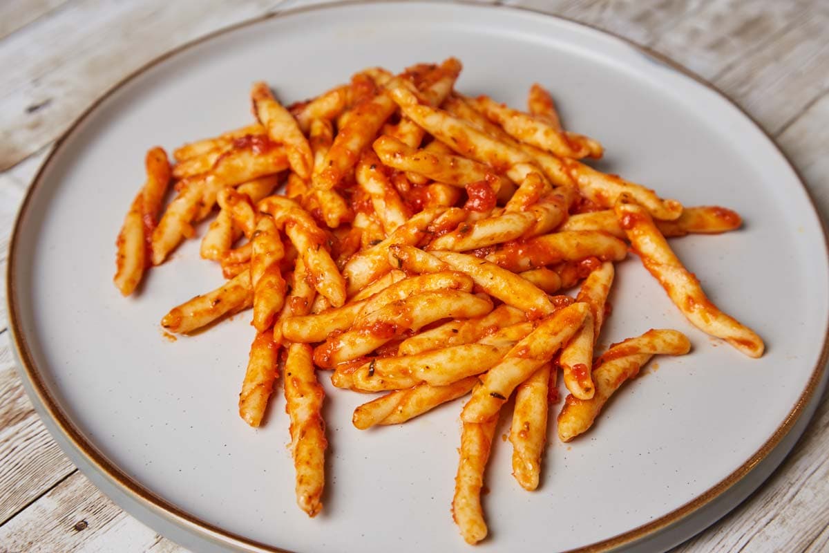 VEGAN PASTA WITH TOMATO SAUCE AND MUSHROOMS