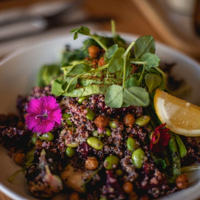 Mixed Leaf with Nuts and Muntries Salad (Large)