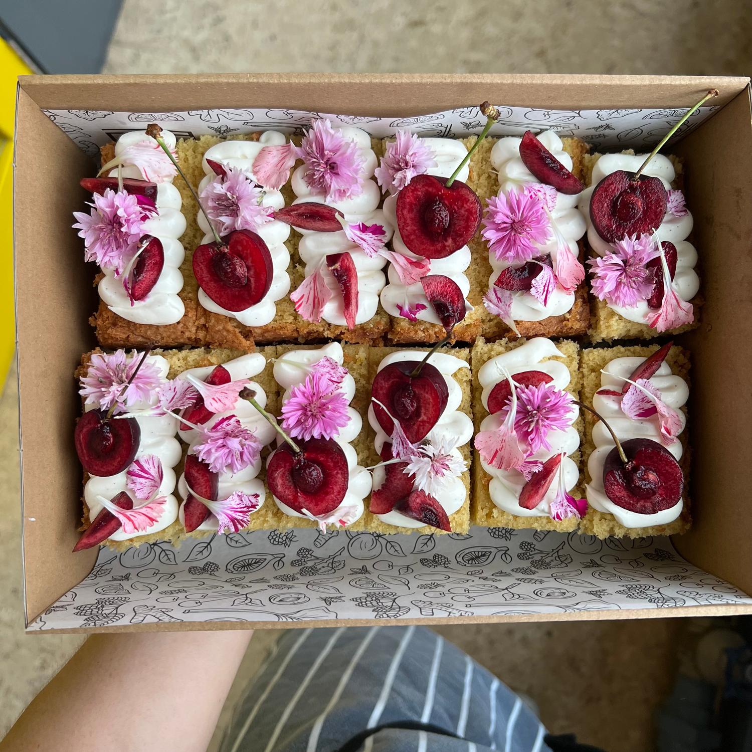 Vanilla & Raspberry Little Cakes 