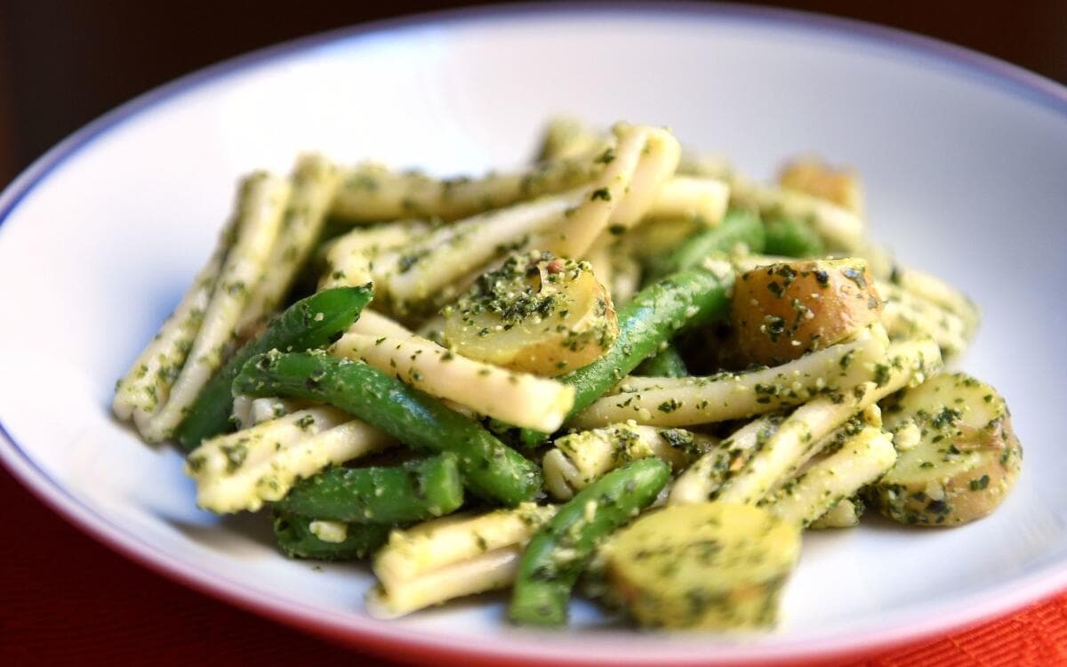 VEGAN Strozzapreti pesto & courgette, almonds