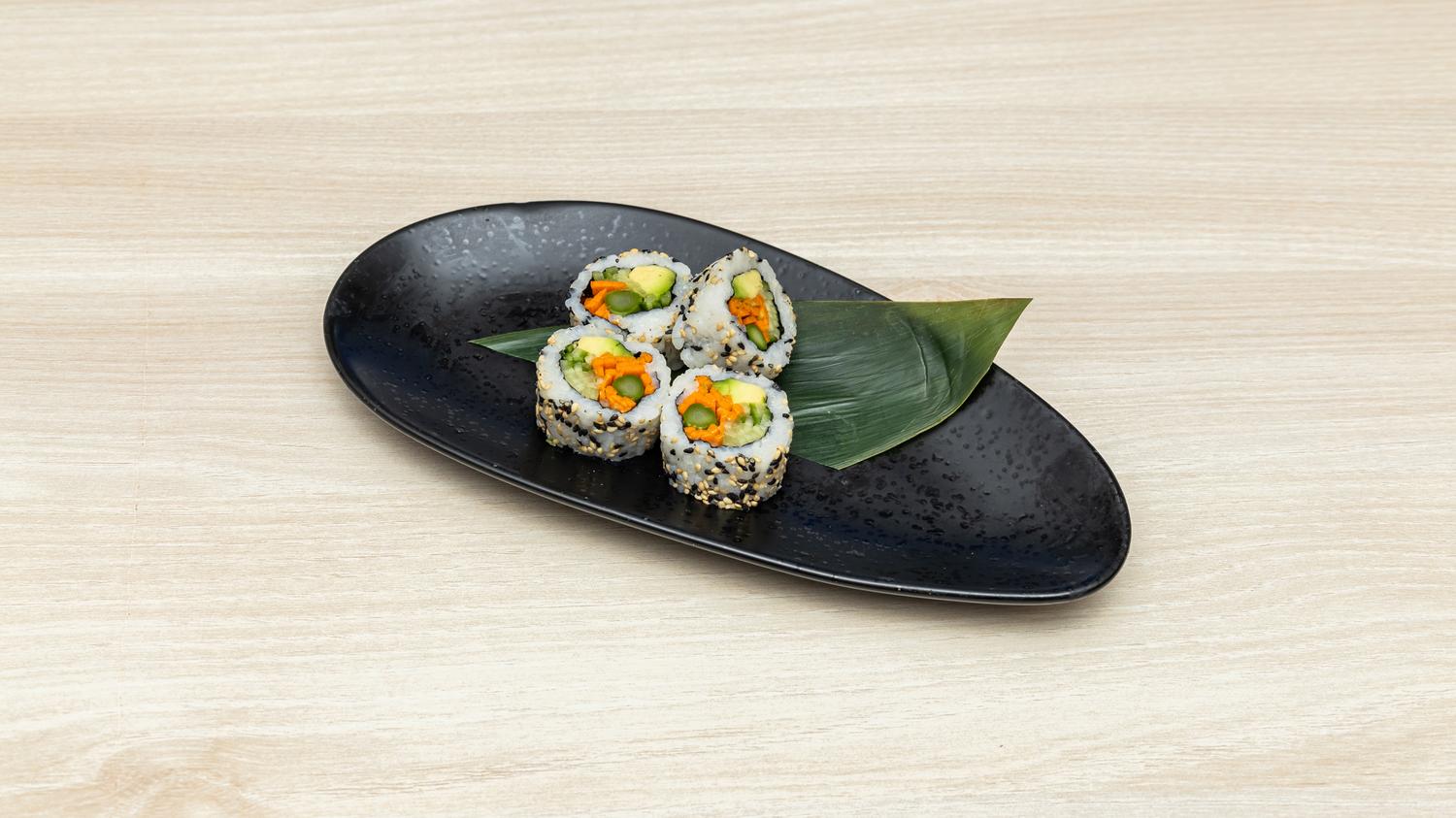 Vegan uramaki roll