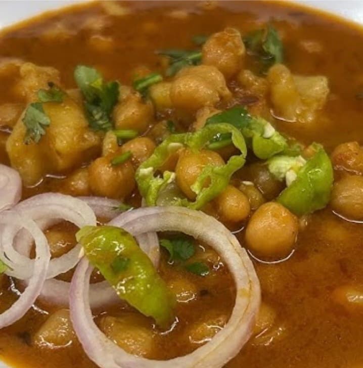 Lahori Channe(chickpeas) with Plain or Garlic naan