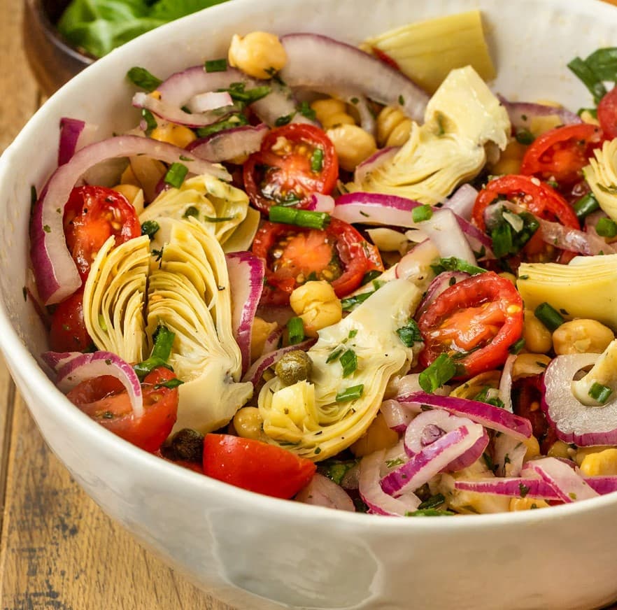 Artichoke & tomato salad with falafel (vegan)