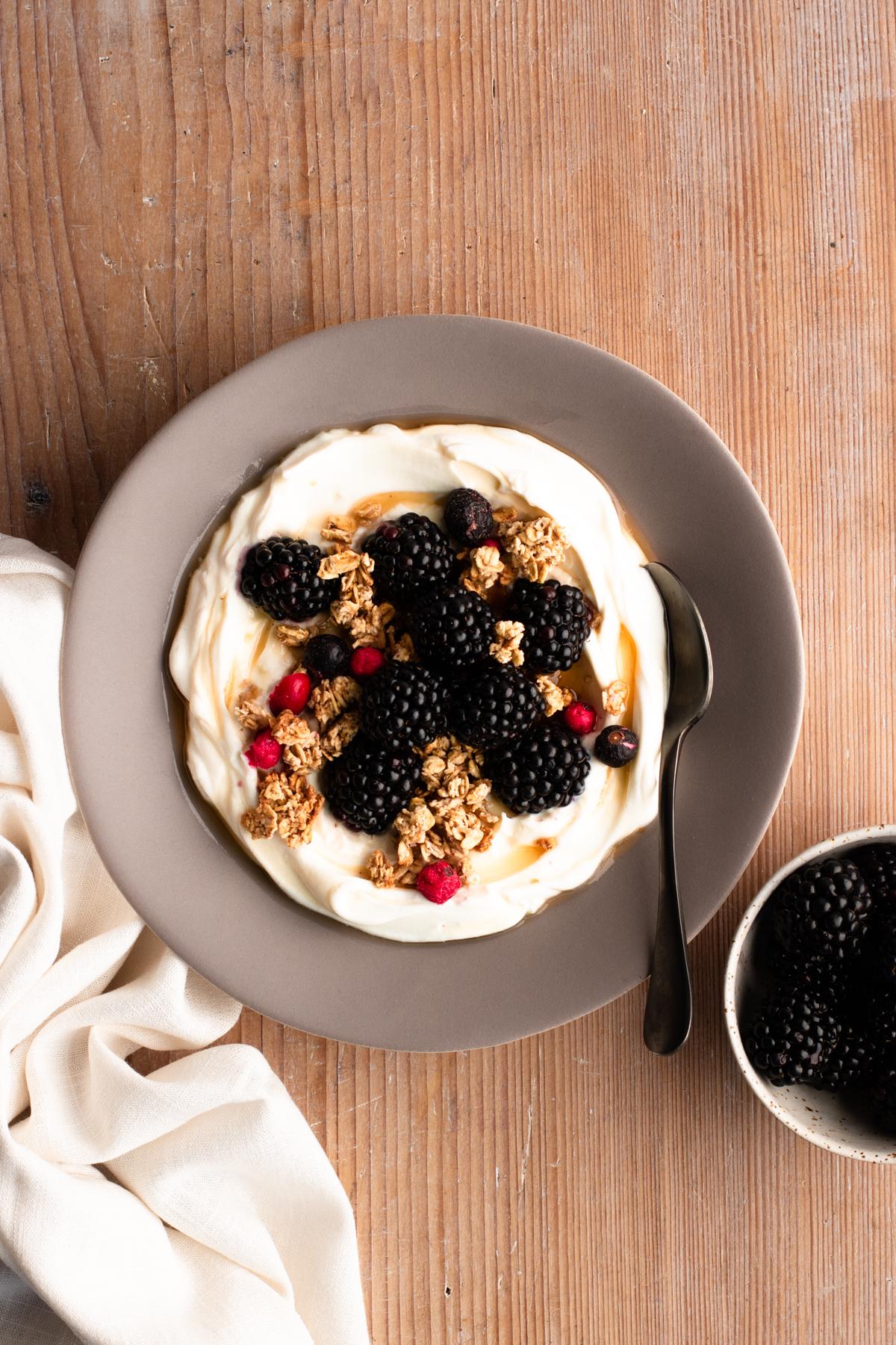Berries and granola yogurt bowl (Vegan) (L)