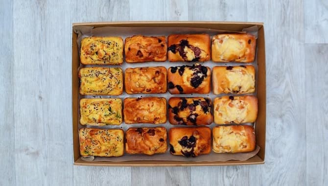 Assorted Sweet Bread Loaf (Box of 16 Pieces)