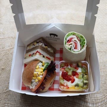 White Lunch Box 2