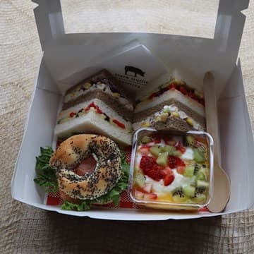 White Lunch Box 3