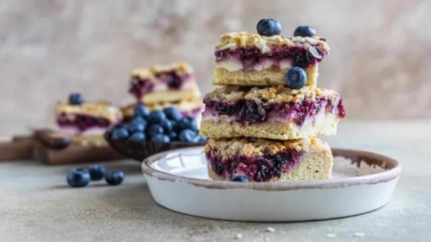 Berry Crumble Cheesecake Slice