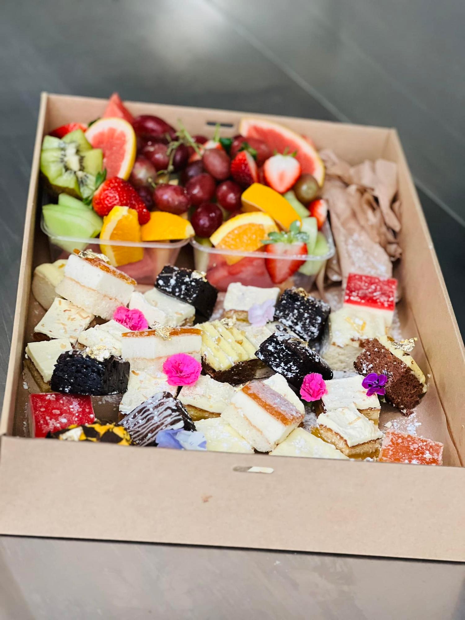 Sweets and Fruit Platter (Small)