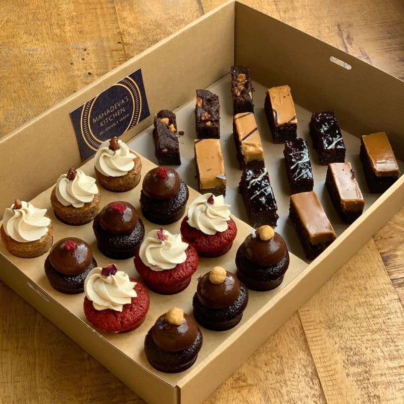 Signature Cakes and Brownies Box