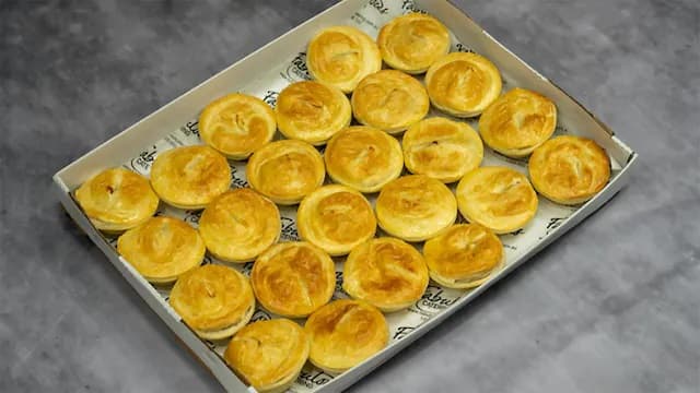 Beef Pies Hot Canape Box (24 Pieces)