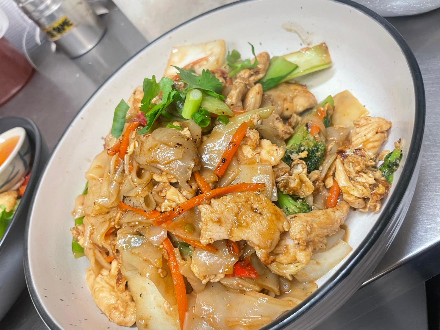 Pad See Ew (Individual 650ML Container)