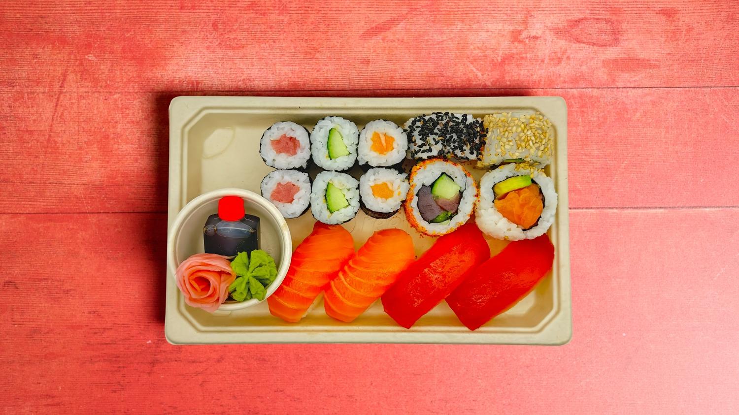 Medium Salmon & Tuna Sushi Set