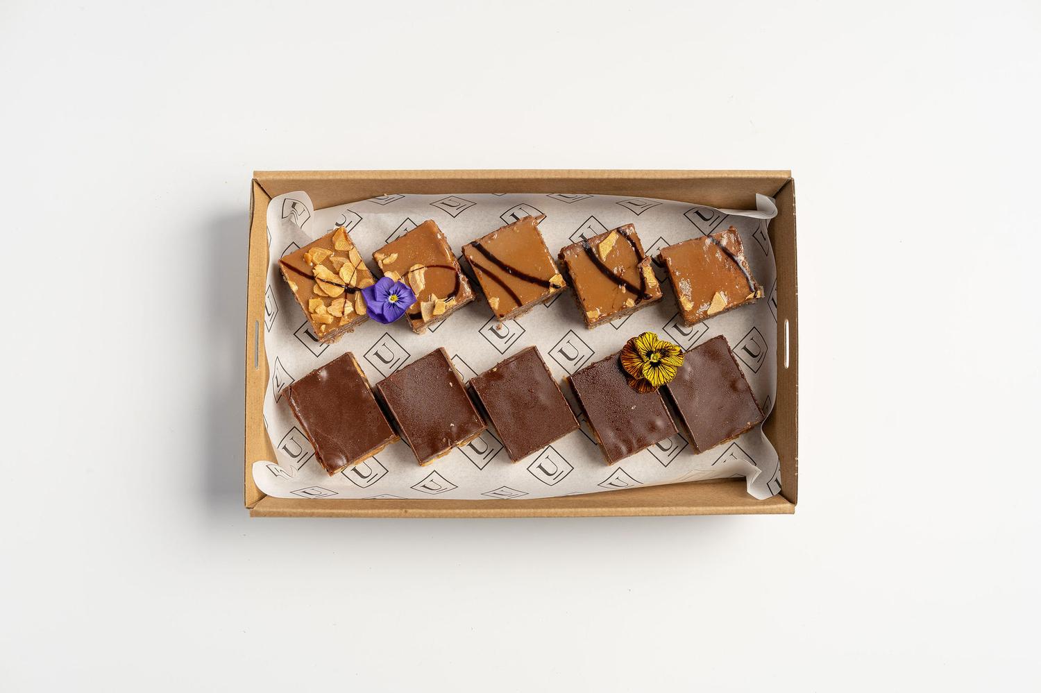 Classic Cakes Box (10pcs)