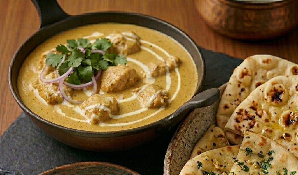 Shahi Chicken Korma With Plain or Garlic Naan