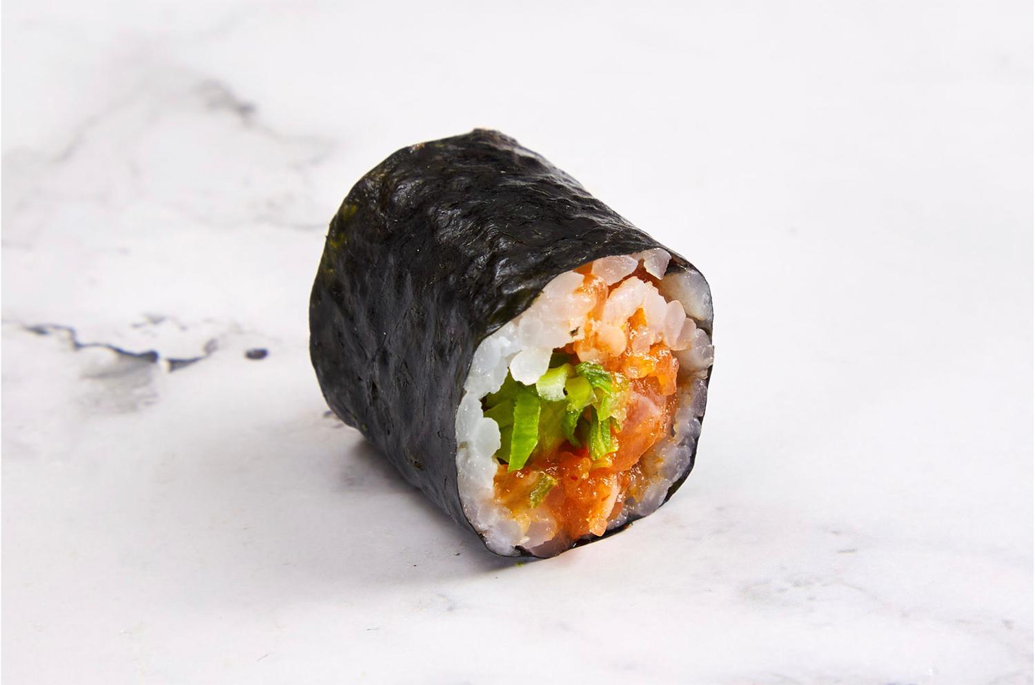 Spicy Salmon Hosomaki (6 pcs)