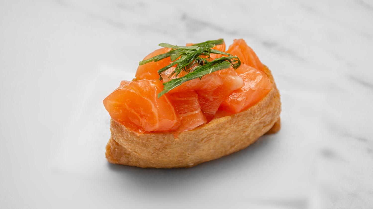 Shiso Salmon Inari Sushi (2 pcs)